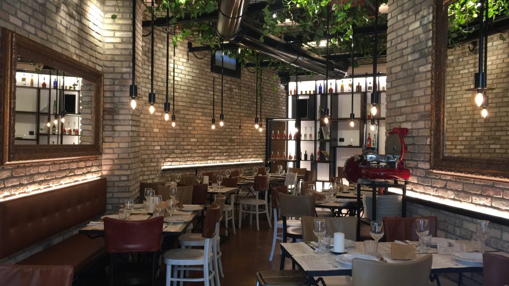 Interno di un ristorante dove è stato fatto trattamento acustico con pannelli fonoassorbenti