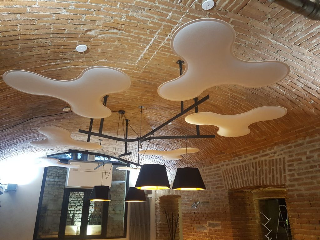 Interno di un ristorante dove è stato fatto trattamento acustico con pannelli fonoassorbenti