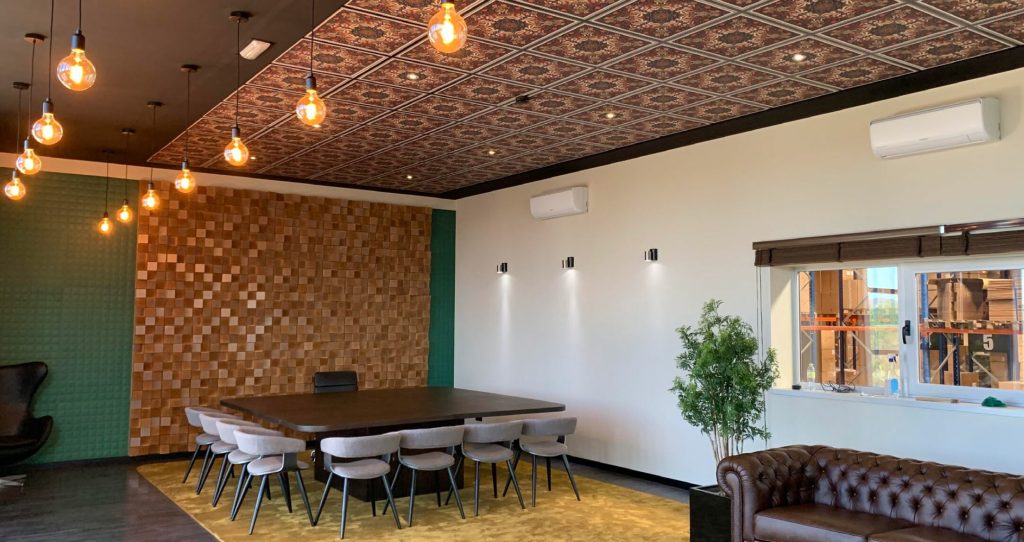 Interno di un ufficio dove è stato fatto trattamento acustico con pannelli fonoassorbenti a parete e sul soffitto