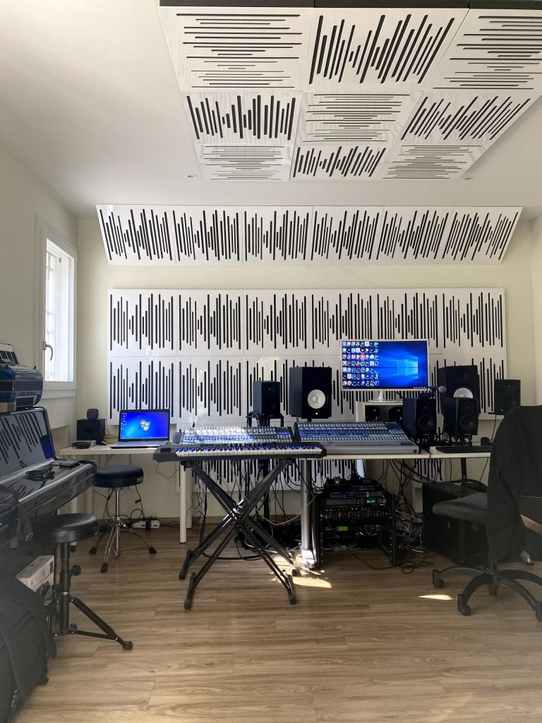 Interno di un home studio dove è stato fatto trattamento acustico con pannelli fonoassorbenti vicustic
