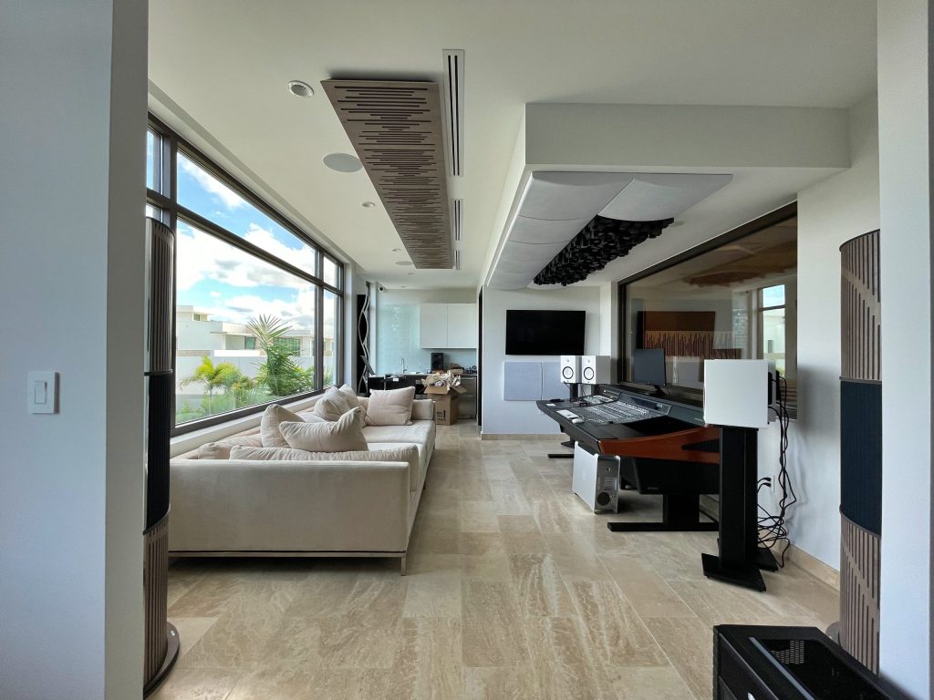 Interno di un home studio all'interno di un salotto di lusso dove è stato fatto trattamento acustico