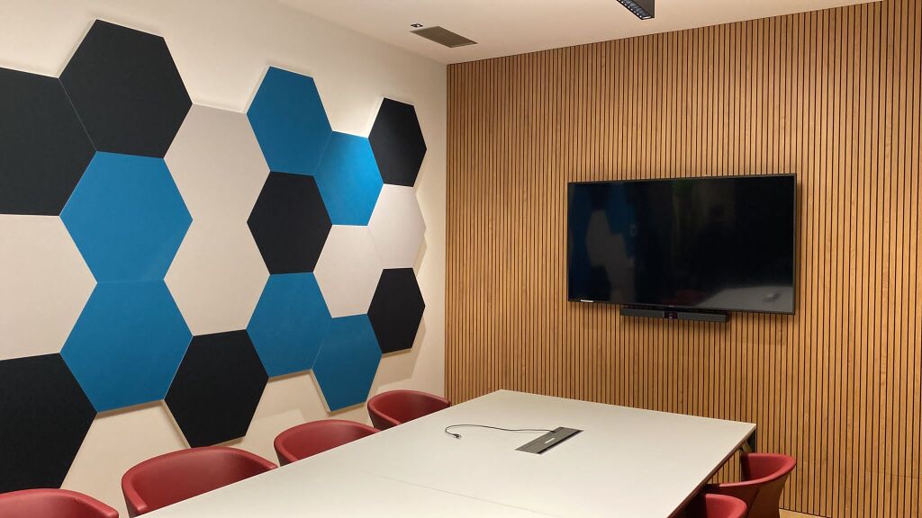 Sala riunione dove è stato fatto trattamento acustico con pannelli fonoassorbenti