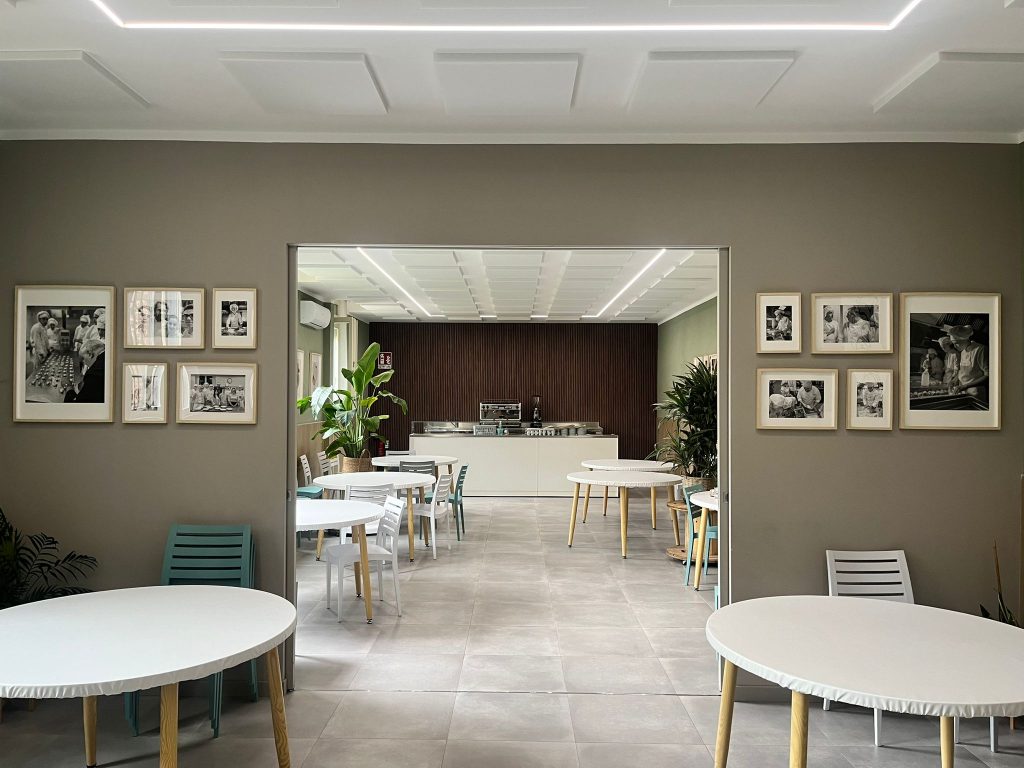 Interno di un ristorante dove è stato fatto trattamento acustico con pannelli fonoassorbenti