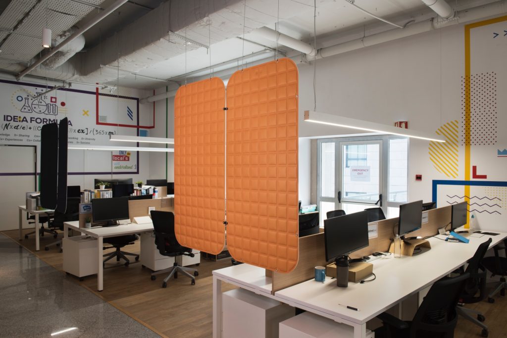 Interno di un ufficio dove è stato fatto trattamento acustico con pannelli fonoassorbenti