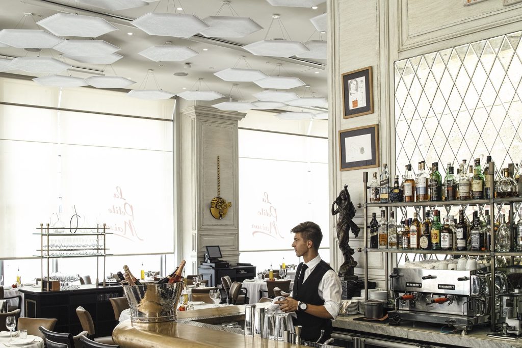 Interni di un ristorante dove il lighting designer ha trasformato un ambiente comune in un ambiente straordinario