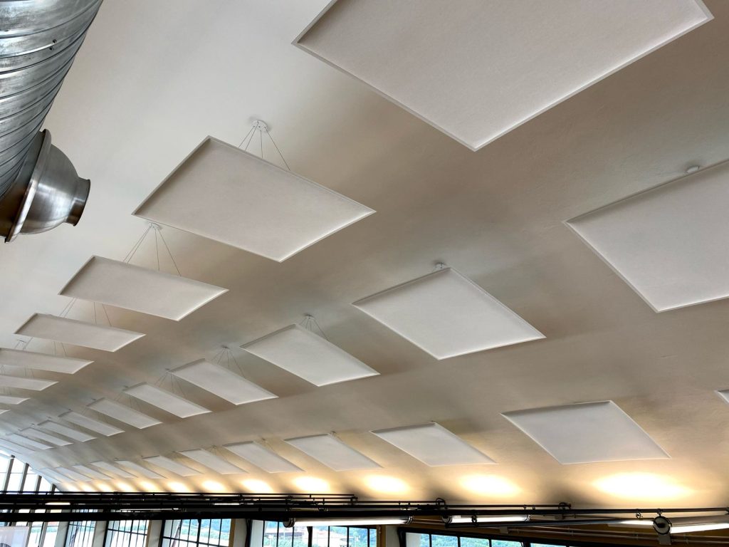 Interno di un museo ricavato da un ex capannone industriale. Nella foto si vede il soffitto dove sono stati installati pannelli fonoassorbanti per il trattamento acustico