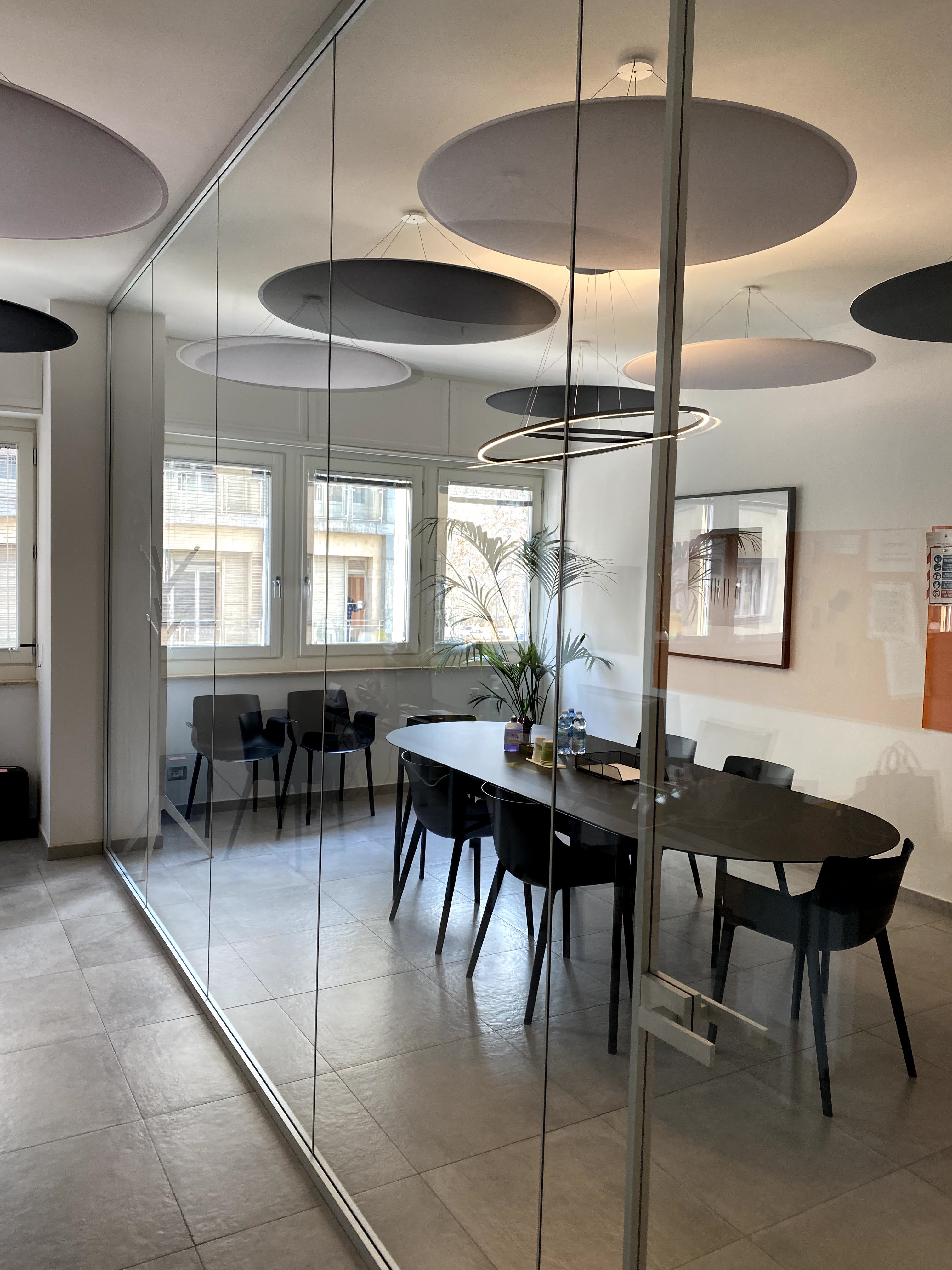 Sala Riunione dove sono stati usati pannelli fonoassorbenti per sale riunioni